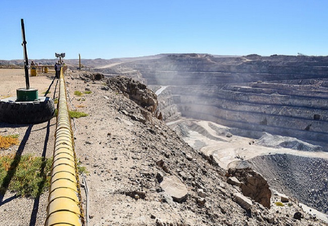 Namibya'daki bir açık urayum maden sahasının ortaya çıkardığı derin yarık. Fotoğraf: jbdodane/ Flickr