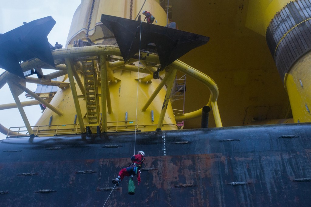 Six Greenpeace Climbers Scale Shells Arctic-Bound Oil Rig