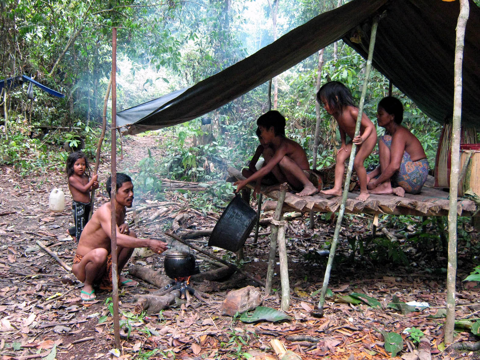 Orang Rimba kabilesinden bir aile- Endonezya