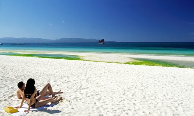 Tropikal bölge üzerindeki atmosferde sıcak noktanın tespit edildiği White Beach, Filipinler. Fotoğraf: Alamy.