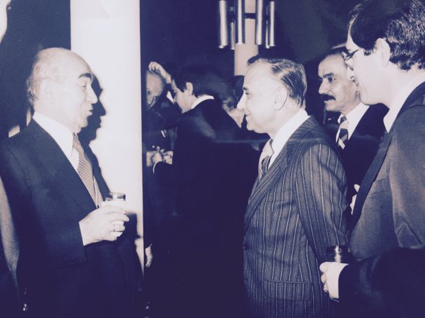 Cüneyt Arcayürek (solda) ve Hasan Cemal, 6. Cumhurbaşkanı Fahri Korutürk'ün (solda) Çankaya Köşkü'ndeki veda kokteylinde (13 Mart 1980)