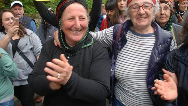 Havva Ana adıyla Yeşil Yol mücadelesinin simgesi haline gelen 63 yaşındaki Rabiye Bekar’da grubun önünde yer aldı