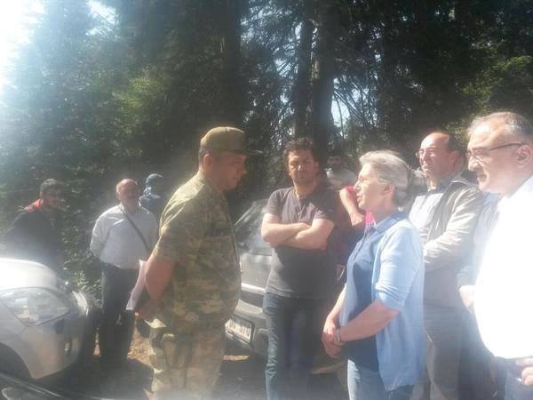 Yeşil Artvin Derneği Başkanı Neşe Karahan, jandarma ile görüşüyor