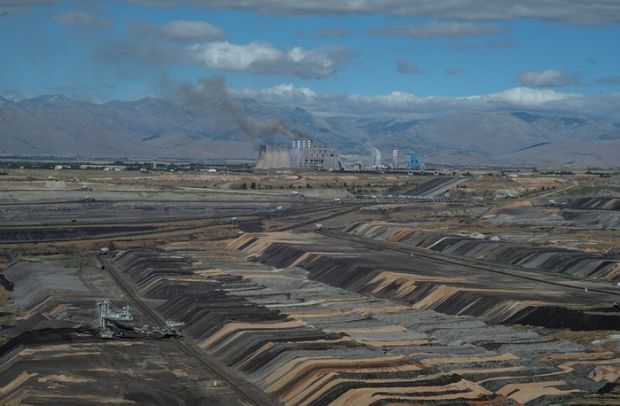 Afşin-Elbistan’ın uçsuz bucaksız açık maden ocakları ve dünyanın en büyük kömürlü termik santraline dönüştürülmesi planlanan termik santraller. Fotoğraf: Sean Smith, The Guardian için