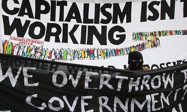 Kapitalizm işlemiyor. 2009 yılındaki G20 zirvesi önünde Put People First March’dan bir pankart. Zirvede sınırlı dünyada sınırsız gelişmenin mümkün olduğu kabul edilmedi. Fotoğraf: Dan Kitwood/Getty İmages 