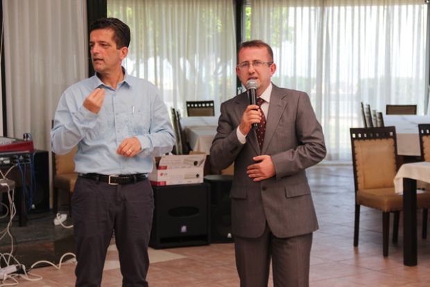 Enghelliler Meclisi Başkanı Dursun Arslan'ın işaret dili tercümanlığını Metin