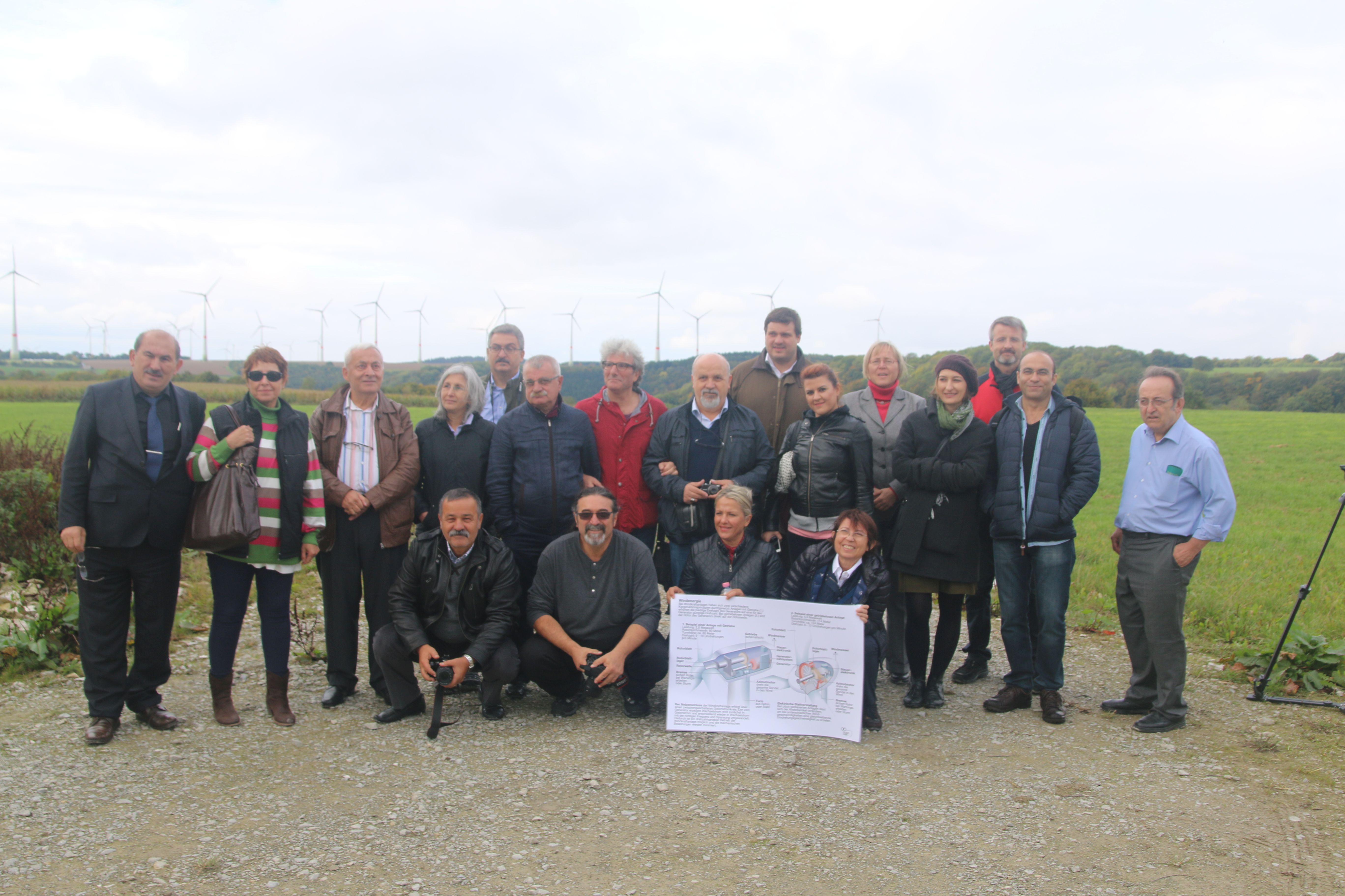 Padernborn'da Rüzgar enerji santrallerinin önünde Westfalen Wind şirketinden temsilcilerle