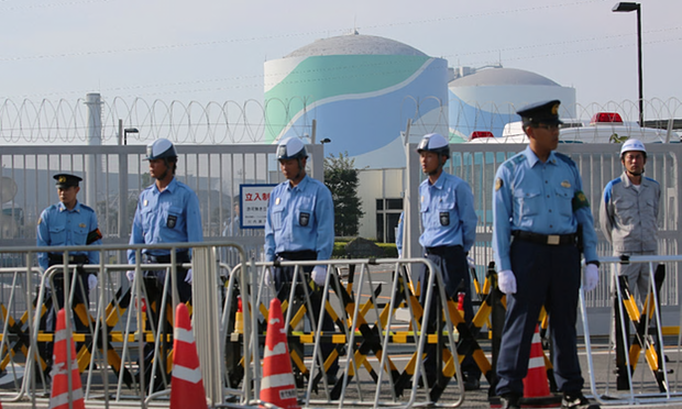 Sendai Nükleer Santralinin önünde polis koruması
