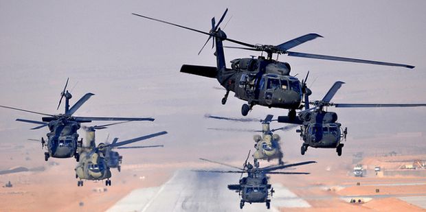 6 UH-60L Black Hawks and 2 CH-47F Chinooks bir gündüz görevindeler - Tarin Kowt, Afghanistan, 18 Jan. 2013