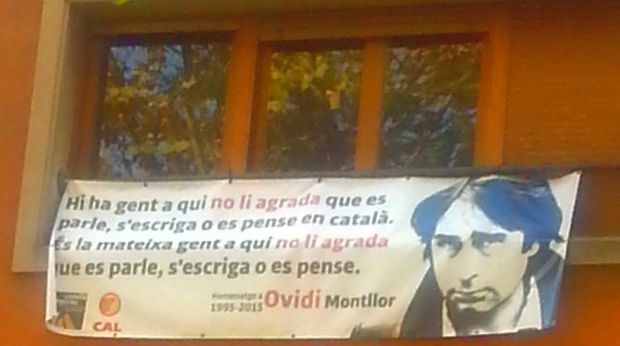 Pankartta şöyle yazıyor, “Bize Katalanca konuşmamamızı, Katalanca yazmamazı, Katalanca düşünmemizi söyleyenler var. Bu kişiler aslında konuşmamızı, yazmamazı, düşünmememizi istiyor.”