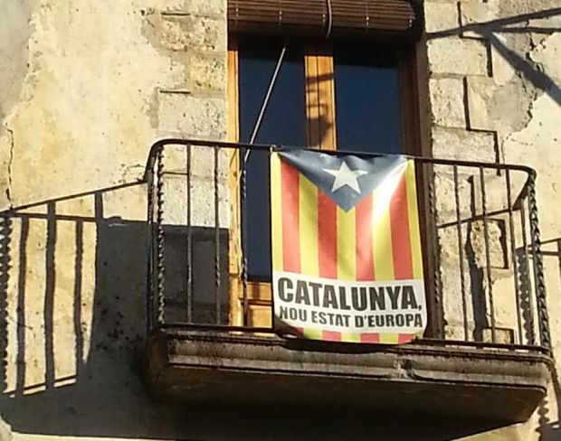 Katalan bayraklı bir pencere. Bayrakta, "Katalonya, Avrupa’nın en yeni devleti" yazıyor