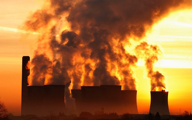 Liverpool yakınlarında bulunan The Fiddlers Ferry kömürlü termik santrali güneş doğarken. Birleşik Krallık elektrik üretiminin %20'den fazlası kömür kaynaklı. Fotoğraf: Phil Noble/Reuters 