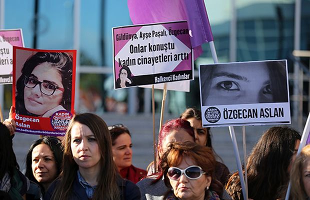 Mersin'in Tarsus ilçesinde üniversite öğrencisi Özgecan Aslan'ın öldürülmesiyle ilgili tutuklu bulunan 3 sanığın yargılandığı davanın üçüncü duruşması Tarsus Adliyesi'nde başladı. Adliye bahçesine toplanan bir grup cinayete kurban giden kadınların resimlerinin bulunduğu dövizler taşıyarak Aslan'ın öldürülmesini ve kadın cinayetlerini protesto etti. (Anıl Bağrık - Anadolu Ajansı)