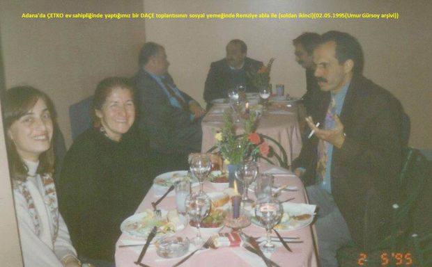 Adana'da ÇETKO evsahipliğinde yapılan bir DAÇE (Doğu Akdeniz Çevrecileri) toplantısının sosyal yemeğinde Umur Gürsoy ile birlikte (Foto: Umur Gürsoy arşivi)