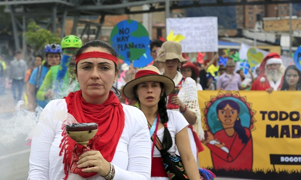 Bogota, Kolombiya’da Paris İklim Değişikliği Konferansı öncesinde yürüyüş yapan kadınlar. Fotoğraf: Jose Miguel Gomez/Reuters