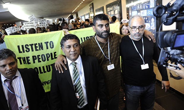 Naidoo Maldivler Çevre Bakanı Mohamed Aslaam ve Güney Afrikalı çevreci aktivist Bobby Peek ile birlikte Durban’da 2011 yılında geçekleşen Birleşmiş Milletler İklim Değişikliği Toplantıları sırasında düzenlenen bir gösteride. Fotoğraf: Stephane de Sakutin/AFP/Getty Image.