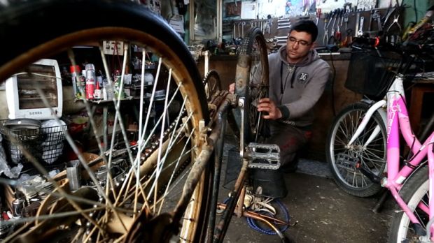 Ula'da tek bisiklet tamircisi 'Aynalı Berber'in tamircisi Necati Soy