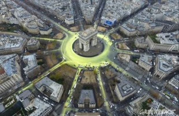Paris İklim Zirvesi sırasında zafer anıtı çevresinde oluşturulan temsili Güneş. Fotoğrfa: Greenpeace
