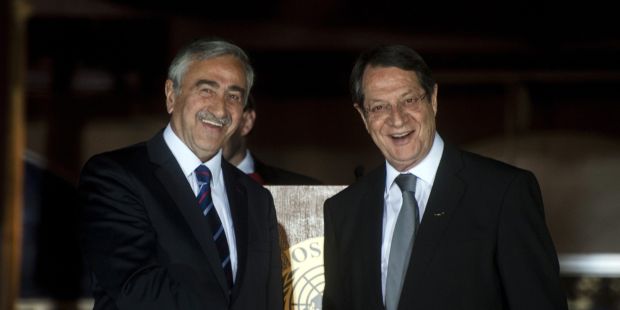 Kuzey Kıbrıs Türk Cumhuriyeti lideri Mustafa Akıncı ile Kıbrıs Rum kesimi lideri Nikos Anastasiades (solda) Mayıs 2015'de biraraya gelmişlerdi