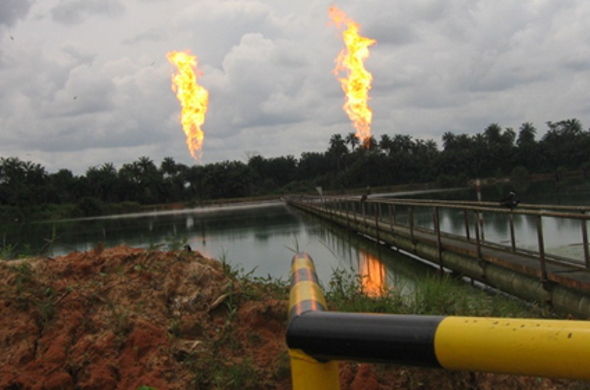 Nijer Delta'sında yaklaşık 17 milyar kübikmetre doğalgaz yakıldığı tahmin ediliyor. Bu miktar Almanya ve Fransa'nın toplam yıllık doğalgaz tüketimini karşılamak için yeterli (Dünya Bankası verilerine göre). Fotoğraf: Chebyshev1983