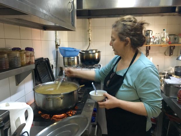 Fatma Karlık bostan ürünleriyle yaptığı sebze çorbası hazırladı