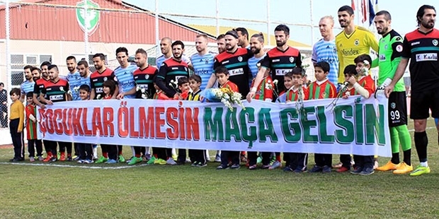Amedspor karşılaşmaya, kedisini seyircisiz oynama ceazası ile karşı karşıya bırakan, "Çocuklar ölmesin, Maça gelsin" sloganını afiş şeklinde tutarak çıktı. Fenerbahçe de Amedspor'a destek verdi