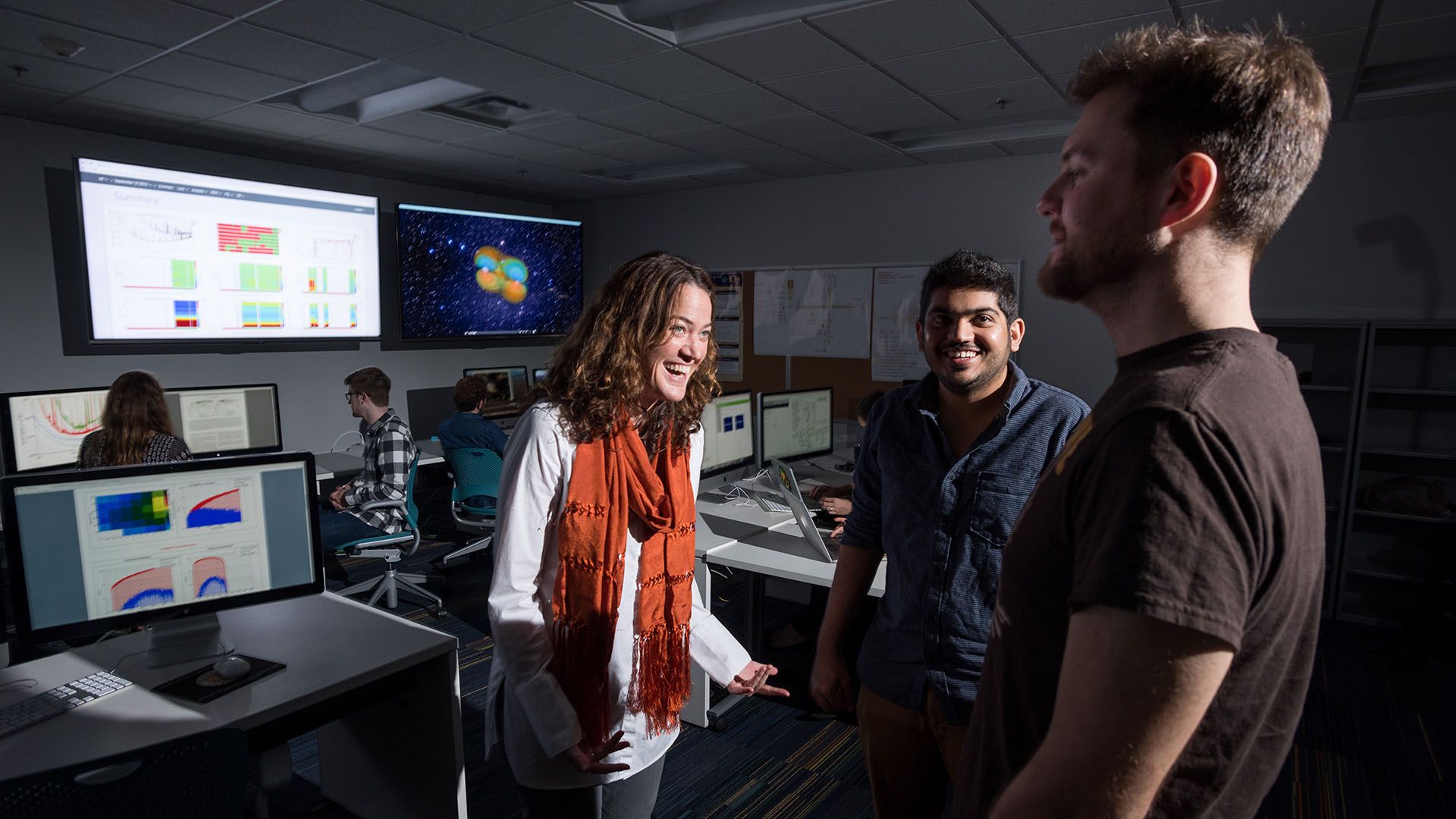 Doç. Dr. Deirdre Shoemaker, Doktora adayı Karan Jani, ve Postdoktora araştırmacısı James Clark LIGO buluşunun astrofizik alanındaki olası sonuçlarını tartışırken. Fotoğraf: Rob Felt.