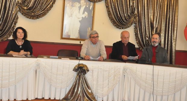 Açıklamayı Çanakkale Çevre Platformu adına Dönem Sözcüsü Prof. Dr. Türker Savaş (ortada, krem rengi kazaklı) okudu