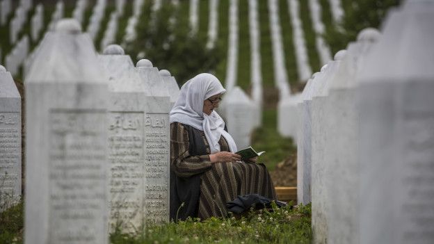 1995'teki Srebrenitsa katliamında 8 binin üzerinde Müslüman erkek ve çocuk Sırp güçleri tarafından öldürülmüştü.
