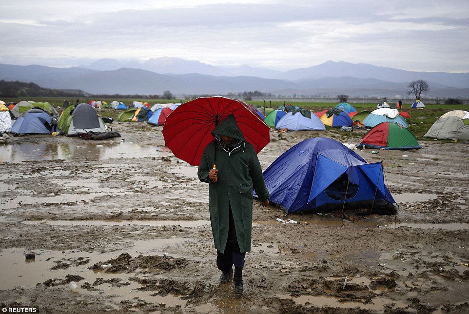 Yunanistan-Makedonya sınırındaki İdomeni kampında bekleyen mültecilerden biri.