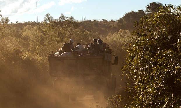 Kahve işçileri 2015 Temmuz’da Minas Gerais eyaleti Santo Antonio do Amparo’daki kahve tarlalarına götürülüyorlar. Fotoğraf: LiloClareto/DanWatch