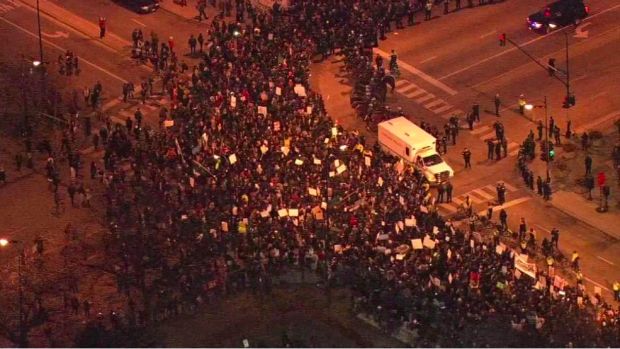 Şikago'daki mitingi öncesi en az iki-üç bin kişi Trump'ı protesto etti.