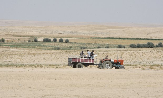 Çiftçiler, kuzeydoğu Suriye'deki kuraklıktan etkilenmiş olan Hasaka bölgesinde traktörlerini sürerken Fotoğraf: Louai Beshara/AFP/Getty Images