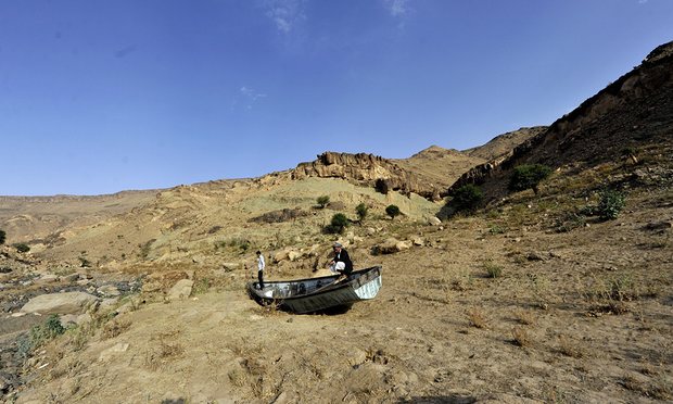 Yemen'in başkenti Sana’a'nın dış çeperindeki kuraklıktan etkilenmiş bir baraj bölgesindeki terkedilmiş bir sandal. Yemen, dünyada su varlıkları en sınırlı ülkelerden biri. Fotoğraf: Yahya Arhab/EPA 