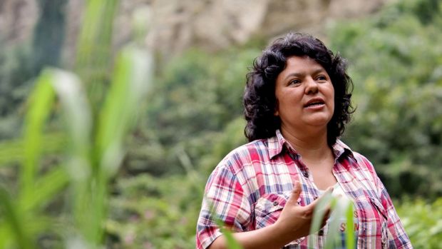 Berta Caceres Flores, 2015 yılında, Honduras’ta, büyük bir baraj inşaatı projesi alanı olan Galcarque Nehri yakınlarında kalabalığa konuşurken. Görsel: Tim Russo/Goldman Environmental Prize via Associated Press
