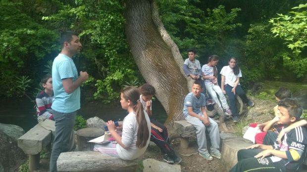 Orhaniye İnci Narin Yerlici Ortaokulundan Cihan Şen öğrencileri dersi doğada işliyor