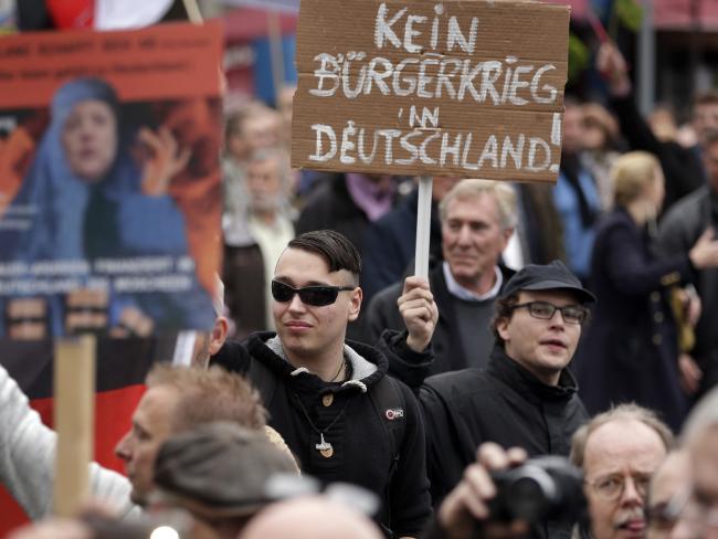 Almanya'da aşırı sağcı AfD'nin mülteci karşıtı mitinginden