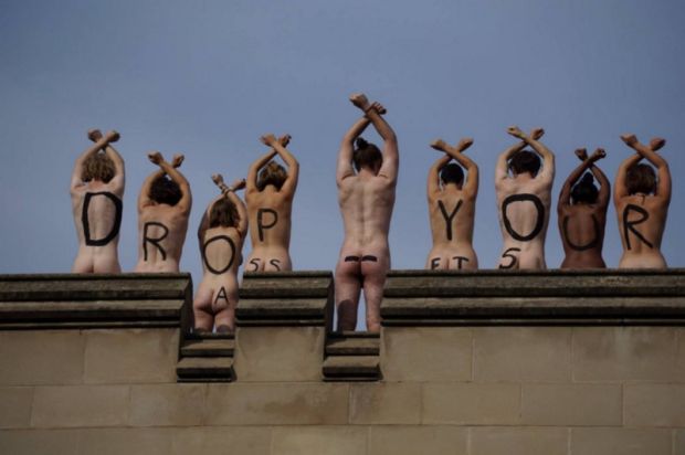 Melbourne Üniversitesi’nde öğrenciler, üniversitenin yatırımlarını fosil yakıtlardan geri çekmesi çağrısı yapıyor. Fotoğraf: Fossil Free MU