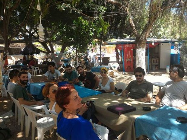 Nükleer karşıtı aktivistlerin bekleyişi Mersin Büyükşehir Belediyesi'nin tam karşısındaki Park Cafe'de devam ediyor