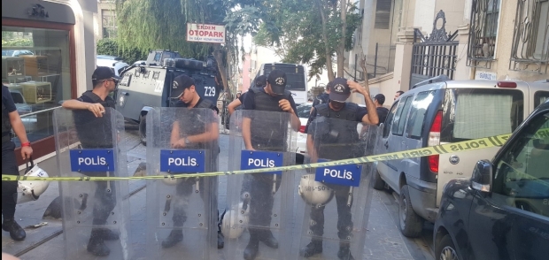 Kapatılan Özgür Gündem'in Beyoğlu'ndaki binası basıldı, gazeteciler gözaltına alındı 