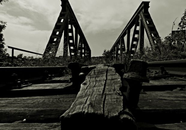 Altınşehir’ deki demir köprü, 2014. Bir süreden beri yaşayan, yaşlanan, anıları-ruhu olan ağaç traverslerin yerine ruhsuz beton traversler yerleştiriliyor.