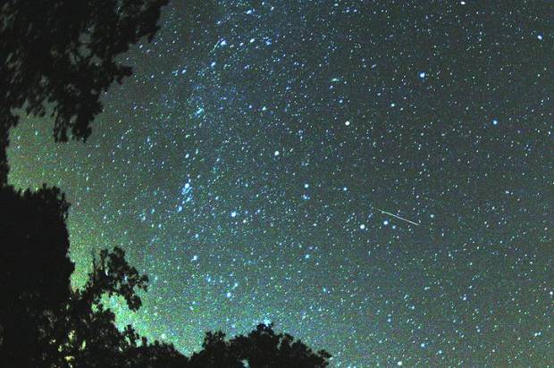 Samanyolu'nun hemen yanında çok renkli bir Perseid meteoru göz alıcı bir şekilde kayıyor
