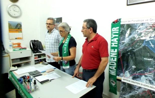 Basın açıklamasını Yeşil Artvin Derneği Başkanı Nur Neşe Karahan okudu