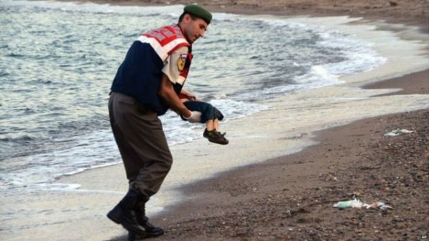 Alan Kurdi'nin cansız bedeni 2 Eylül 2015'te Bodrum sahiline vurmuş ve jandarma ekipleri Alan'ın bedenini taşımıştı.