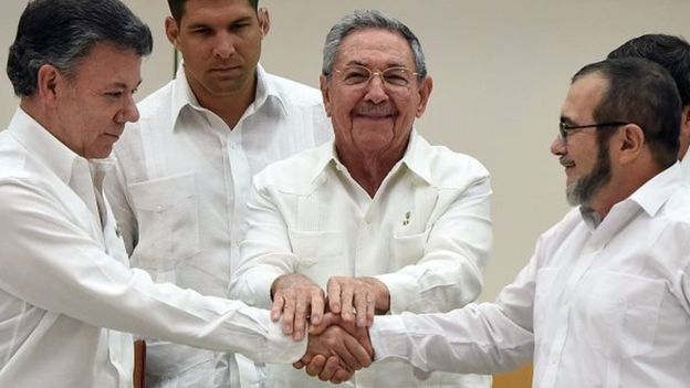 Kolombiya Devlet Başkanı Juan Manuel Santos (solda) FARC ile yürütülen barış görüşmeleri sırasında Küba'da 