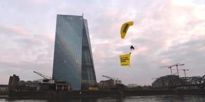 Greenpeace aktivistleri Avrupa Merkez Bankasına paraşütle indi