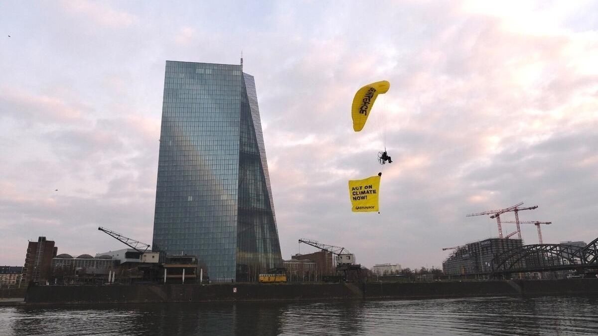 Greenpeace aktivistleri Avrupa Merkez Bankasına paraşütle indi