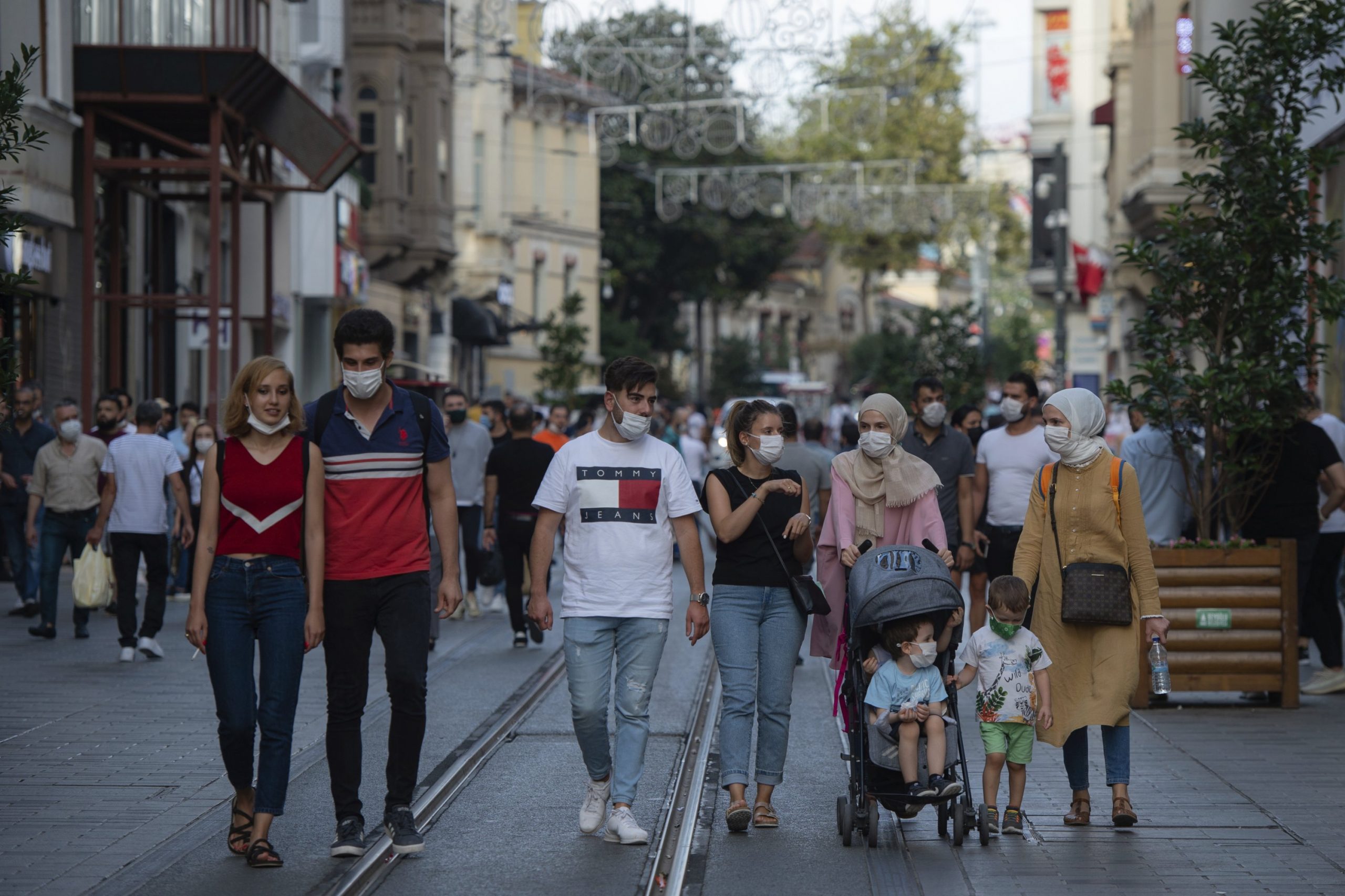 Люди живущие в стамбуле. Стамбул люди. Турция 2021 люди на улицах. Стамбул 2021 люди. Стамбул фото люди.