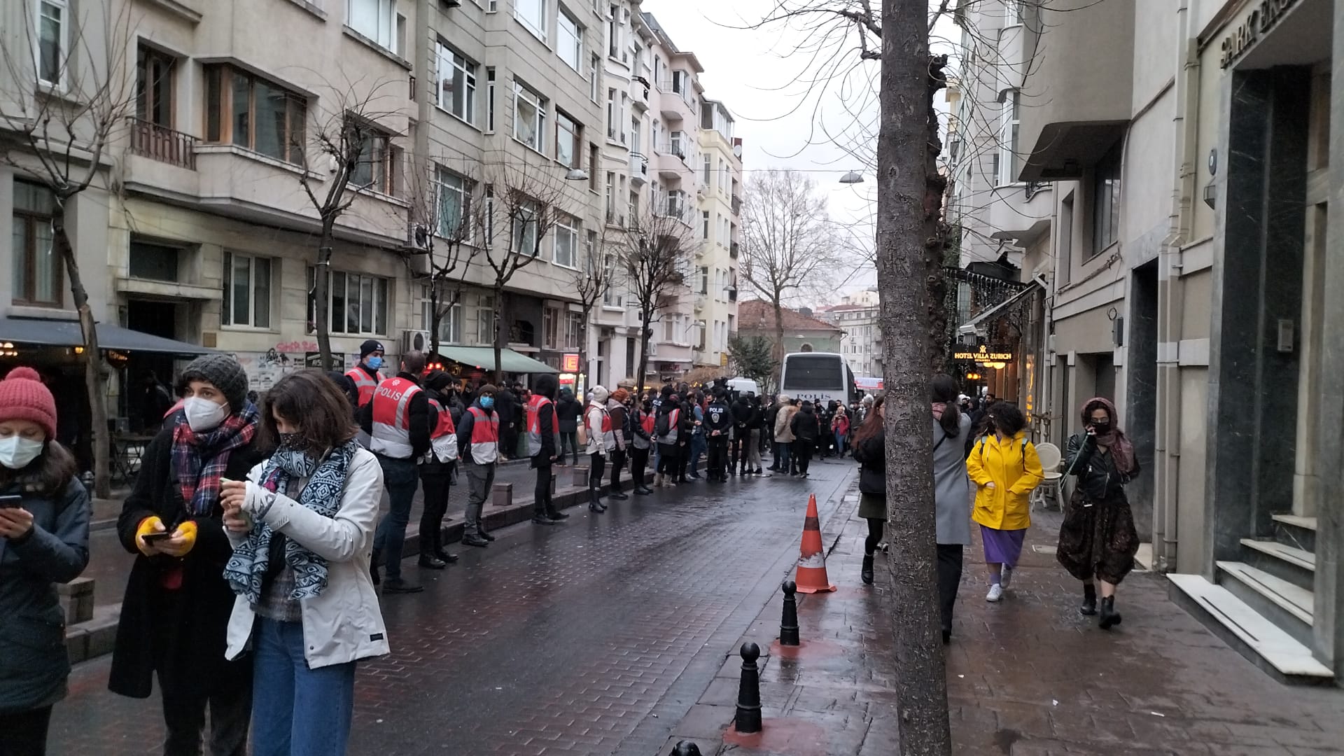 İstanbul’da gözaltı ve barikatlara karşı kadınlar soruyor: Bu neyin önlemi?