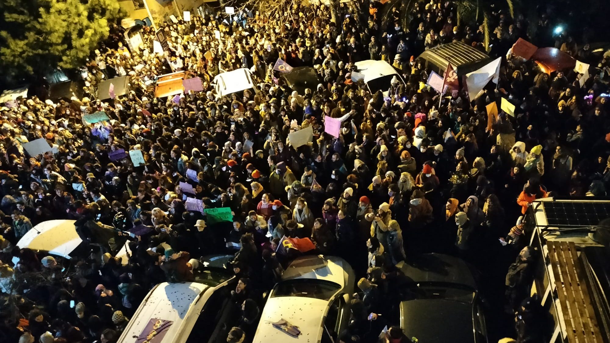 Feminist Gece Yürüyüşü Cihangir’e sıkıştırıldı: Kadına değil katillere barikat